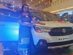 Seorang-Sales-Promotion-Girls-berpose-depan-Suzuki-New-XL7-Hybrid.jpg