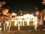 Seorang-anak-laki-laki-menyalakan-lilin-untuk-mendoakan-Paus-Fransiskus-yang-telah-wafat.jpg