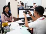 Seorang-warga-sedang-difoto-petugas-imigrasi-untuk-pembuatan.jpg