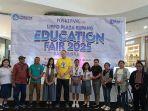 Sesi-foto-bersama-peserta-orang-tua-dan-Juri-pada-English-Speech-Competition.jpg