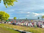 Sholat-Ied-di-Pantai-Papela.jpg