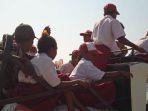 Siswa-SD-di-Alor-numpang-panser.jpg