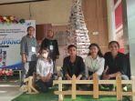 Siswa-SMK-Negeri-1-Kupang-foto-dengan-latar-pohon-Natal-di-Kantor-Pos-Kupang.jpg