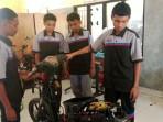 Siswa-SMK-Negeri-Oeolo-saat-melakukan-percobaan-terhadap-sepeda-motor-listrik.jpg