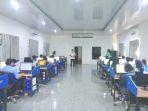 Siswa-SMKN-1-Kupang-sementara-mengikuti-TOEIC-di-sekolah-setempat.jpg