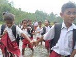 Siswa-seberang-sungai.jpg