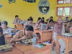 Siswasiswi-SMKN-1-Larantuka-saat-menyantap-menu-makan-bergizi-gratis-MBG.jpg