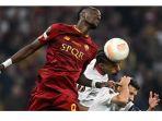 Striker-AS-Roma-Tammy-Abraham-terlibat-duel-udara.jpg