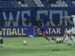 Striker-Persib-Bandung-David-da-Silva-menendang-bola.jpg