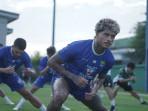 Striker-Persib-Bandung-Ramon-Tanque-latihan-fisik.jpg