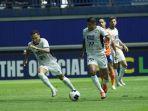 Striker-Persib-Ciro-Alves-menggiring-bola.jpg