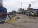 Meski Cuaca Kurang Bersahabat, Aktivitas Bongkar Muat Pelabuhan Waikelo SBD Tetap Berjalan Lancar