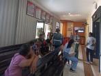 Suasana-area-di-luar-ruang-persidangan-kasus-kematian-Prada-Lucky-Chepril-Namo.jpg