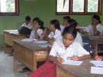 Suasana-belajar-siswa-di-SDK-Hikong-Kecamatan-Talibura.jpg