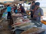 Suasana-pasar-ikan-Oesapa-yang-tampak-sepi-pembeli-pada-Sabtu-11.jpg