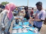 Suasana-transaksi-pembelian-ikan-di-Pasar-Oeba.jpg