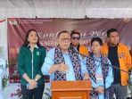 Suitbertus-Amandus-tampak-sedang-berbicara-didampingi-wakilnya-Robertus-Ray.jpg
