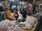 Sumarlia-53-salah-satu-pedagang-ayam-di-Pasar-Naikoten-Kupang.jpg