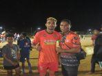 Supporter-PSN-Ngada-Etho-Nua-foto-dengan-Kapten-PSN-Ngada-Yoris-Nono.jpg