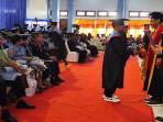TERIMA-Wisudawan-Politani-Kupang-sedang-menerima-ijazah-dalam-prosesi-wisuda.jpg