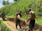 TNI-bersama-warga-sedang-gotong-royong.jpg