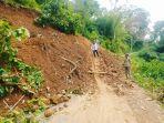 Tanah-Longsor-yang-menutupi-Jalan-Lewurla-Lempang-Paji.jpg