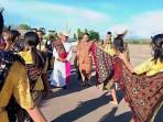 Tarian-sambut-Uskup-Agung-Kupang-di-Rote-Ndao.jpg