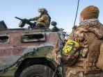 Tentara-Ukraina-memeriksa-kendaraan-militer.jpg