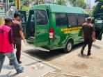 Tersangka-Kasus-KUR-Fiktif-Digiring-ke-Mobil-Tahanan.jpg