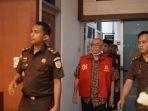 Tersangka-dugaan-korupsi-aset-Pemkab-Kupang-saat-diamankan-di-Kejati-NTT.jpg
