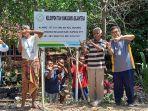 Tim-PkM-UT-Daerah-Kupang-berfoto-bersama-Kelompok-Tani-Makadamia-Sejahtera.jpg