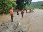 Tim-SAR-Gabungan-dari-Pos-SAR-Alor-bersama-keluarga.jpg