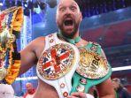Tyson-Fury-pose-dengan-beragam-sabuk-kejuaraan.jpg
