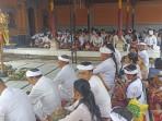 Umat-Hindu-Kabupaten-Manggarai-sedang-ibadah-bersama-merayakan-Hari-Suci-Galungan.jpg