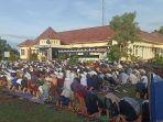 Umat-Muslim-di-Borong-sedang-mengikuti-salat-Idulfitri-Senin-31-Maret-2025.jpg