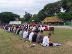 Umat-Muslim-di-Kota-Kupang-memadati-lapangan-sepak-bola-Asrama-TNI-AD-Kuanino.jpg
