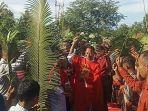Umat-sedang-menerima-pemberkatan-daun-palma-dari-Imam.jpg