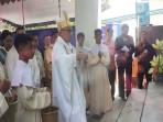 Uskup-Weetabula-Mgr-Edmund-Woga-CSsR-memimpin-misa-pemberkatan-gedung-kantor.jpg