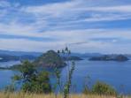 View-laut-dan-gugusan-pulau-di-sekitar-kota-Labuan-Bajo-diambil-dari-bukit-Karangan.jpg