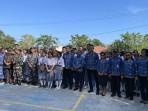 Wagub-NTT-Johni-Asadoma-bersama-siswa-dan-para-guru-usai-apel-Hari-Sumpah-Pemuda.jpg