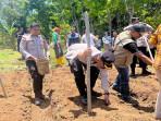 Wakapolres-Manggarai-bersama-undangan-tanam-jagung-di-kebun-milik-Koptan-Napura-Hidup.jpg