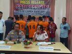 Wakapolres-Sumba-Barat-Jeffris-Fanggidae-didampingi-Kasat-Reskrim.jpg