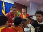 Wakil-Bupati-Ende-saat-melepas-tim-sepak-bola-remaja.jpg