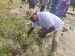 Wakil-Bupati-Rote-Ndao-Stefanus-M-Saek-saat-membersihkan-sampah.jpg