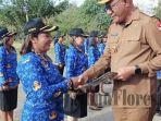 Wakil-Bupati-Sikka-Simon-Subandi-Supriadi-menyerahkan-SK-pengangkatan-PPPK-kepada.jpg