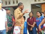 Wakil-Gubernur-NTT-Johni-Asadoma-kunjungi-korban-banjir-bandang-Mauponggo.jpg