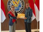 Wakil-Gubernur-NTT-Johni-Asadoma-saat-pose-bersama-Sekretaris-Kementerian.jpg