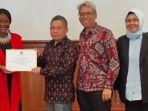 Wakil-Menteri-LHK-Alue-Dohong-ketiga-kanan-menerima-sertifikat-TWA-Menipo-sebagai-Situs-Ramsar.jpg