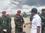 Wakil-Menteri-Pertahanan-saat-menjabat-tangan-salah-satu-pasukan-Kopassus-untuk-misi-kemanusiaan.jpg