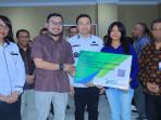Wali-Kota-Kupang-dr-Christian-Widodo-secara-simbolis-menyerahkan-perlindungan-jaminan-sosial.jpg